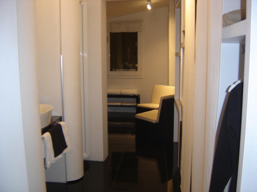 Hotel Domus Borgognona 2*
