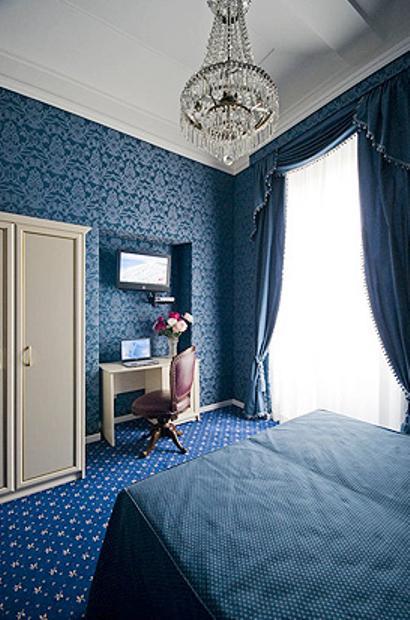 Hotel Domus Borgognona 2*